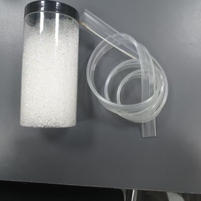 Hohe Transparenz, schnelle Formgebung, gute Widerstandsfähigkeit, ausgezeichnete Zähigkeit, umweltfreundliche TPU-Plastik-Injektionsform oder Extrusionspartikel, geeignet für Haustierspielzeug, Sprungseilen, Drähte
